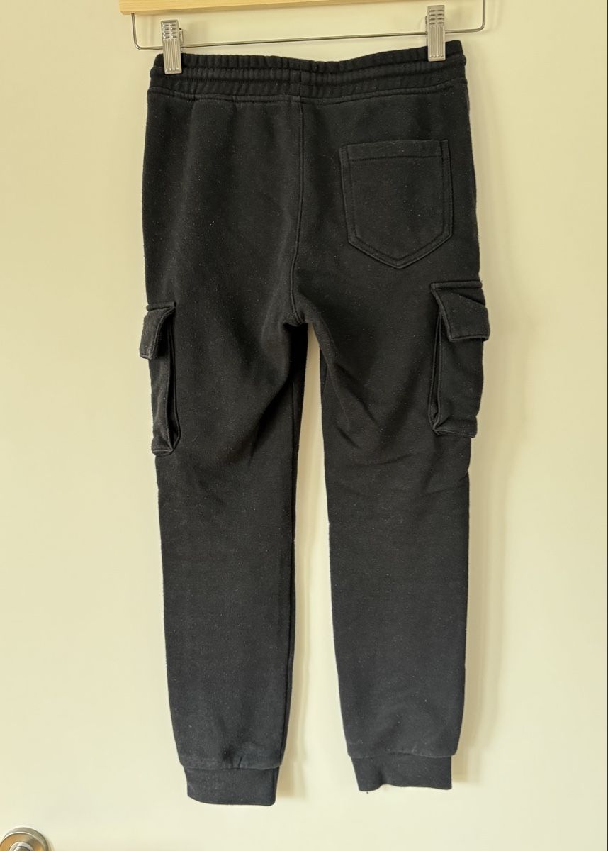 Pantaloni: Schwarze Jogginghose, Gr. 128 – Usato da Flumenthal venduto da Krajan 1