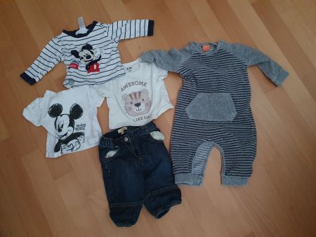 Fünf Babykleider Gr. 62 Shirts, Hosen, Strampler