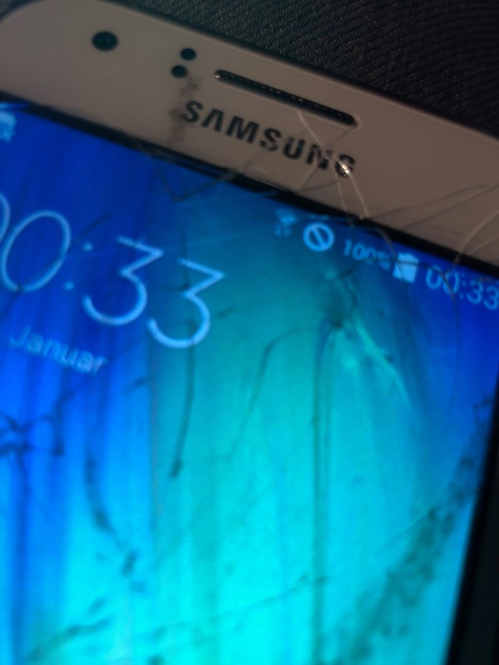 Samsung Handys / Smartphones: Samsung Galaxy J1 von 2015 defekt – Defekt aus Hinterkappelen von atomschnee 2