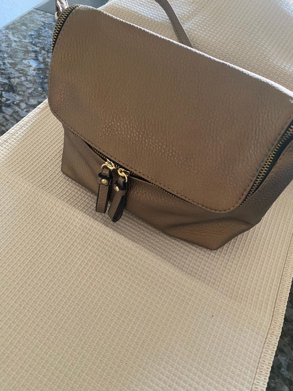 Taschen für Damen: Damen - Umhängetasche goldbraun – Gebraucht aus Allenwinden von Obalu