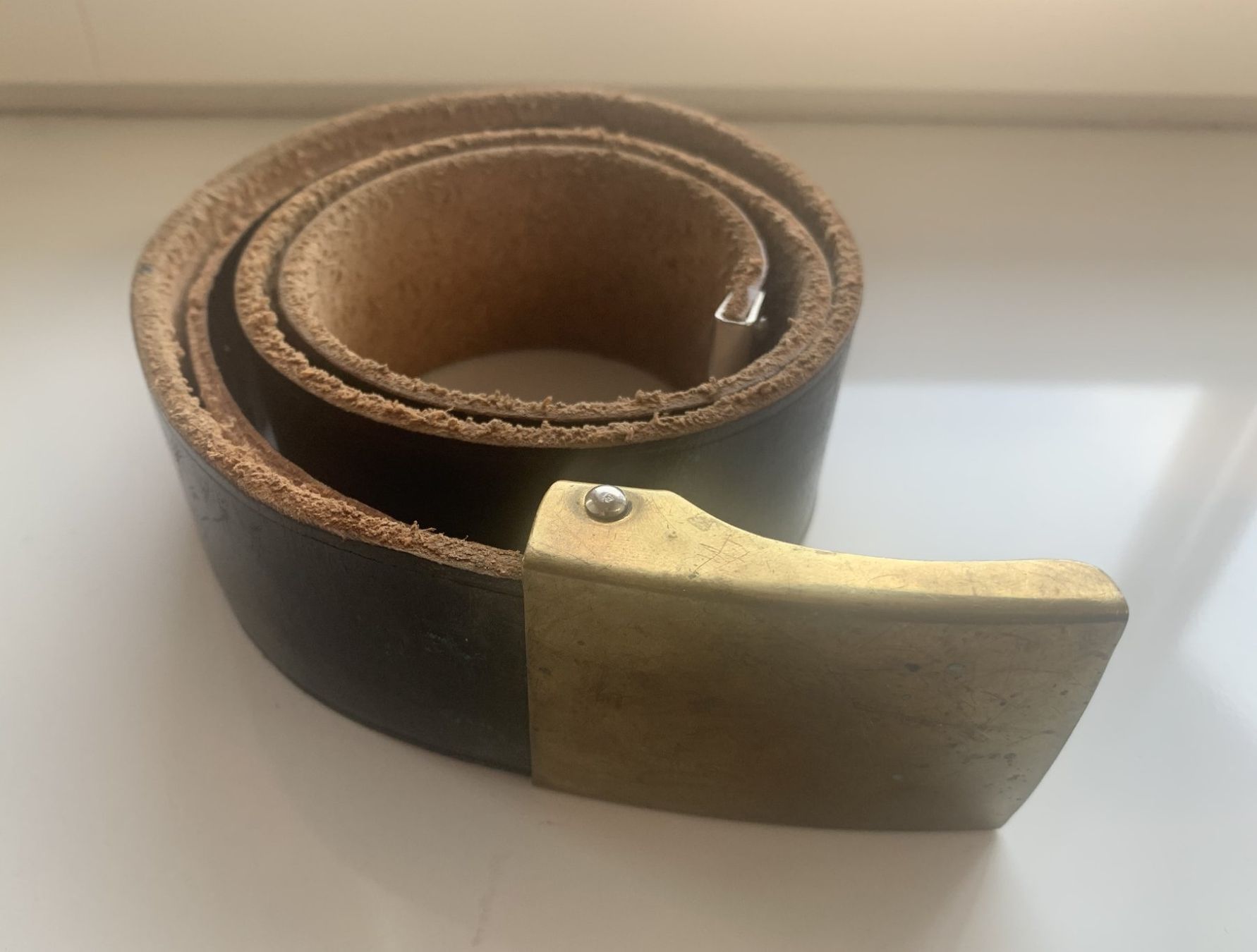 Ceintures: Schwarzer Ledergürtel mit Messingschnalle – D'occasion à Ebnat-Kappel par pourlemerite