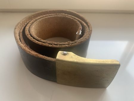 Schwarzer Ledergürtel mit Messingschnalle