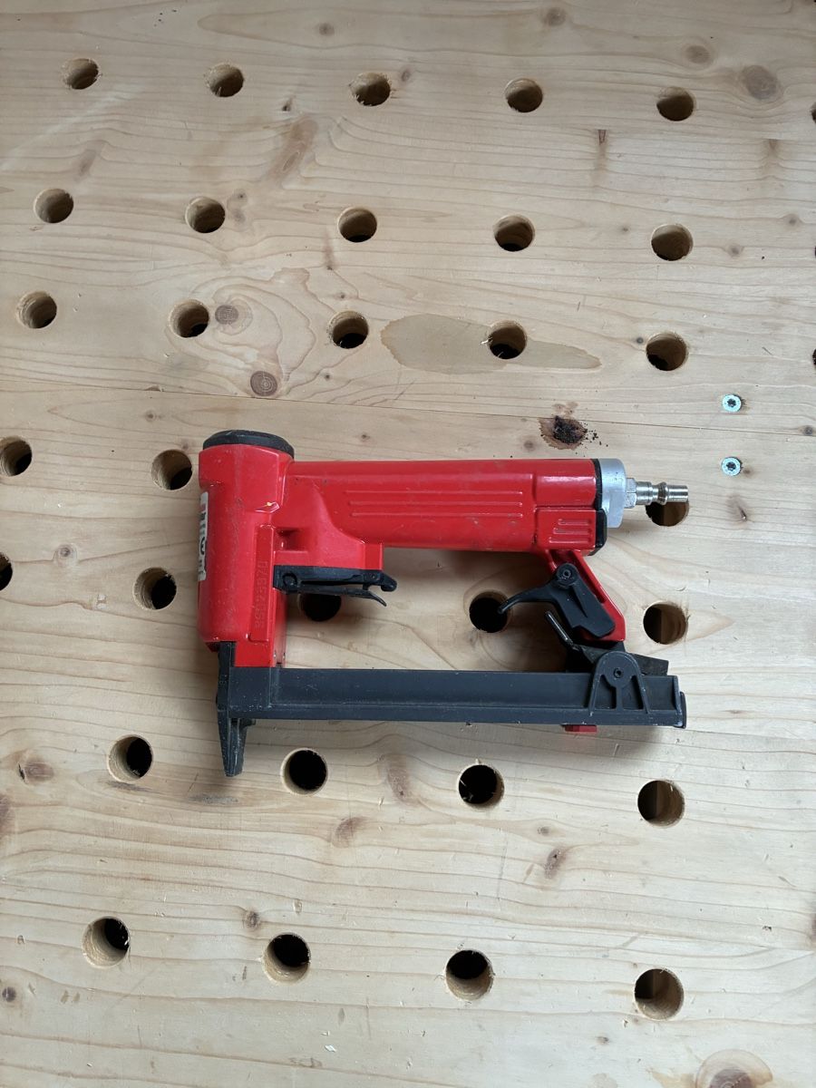 Alle Maschinen: Würth Luftbostitch fast neu – Gebraucht aus Menznau von dar_w9yg