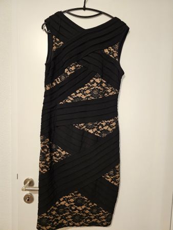 Robe noire dentelle croisée élégante