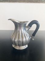 Pot à lait en étain avec poignée en bois 1618