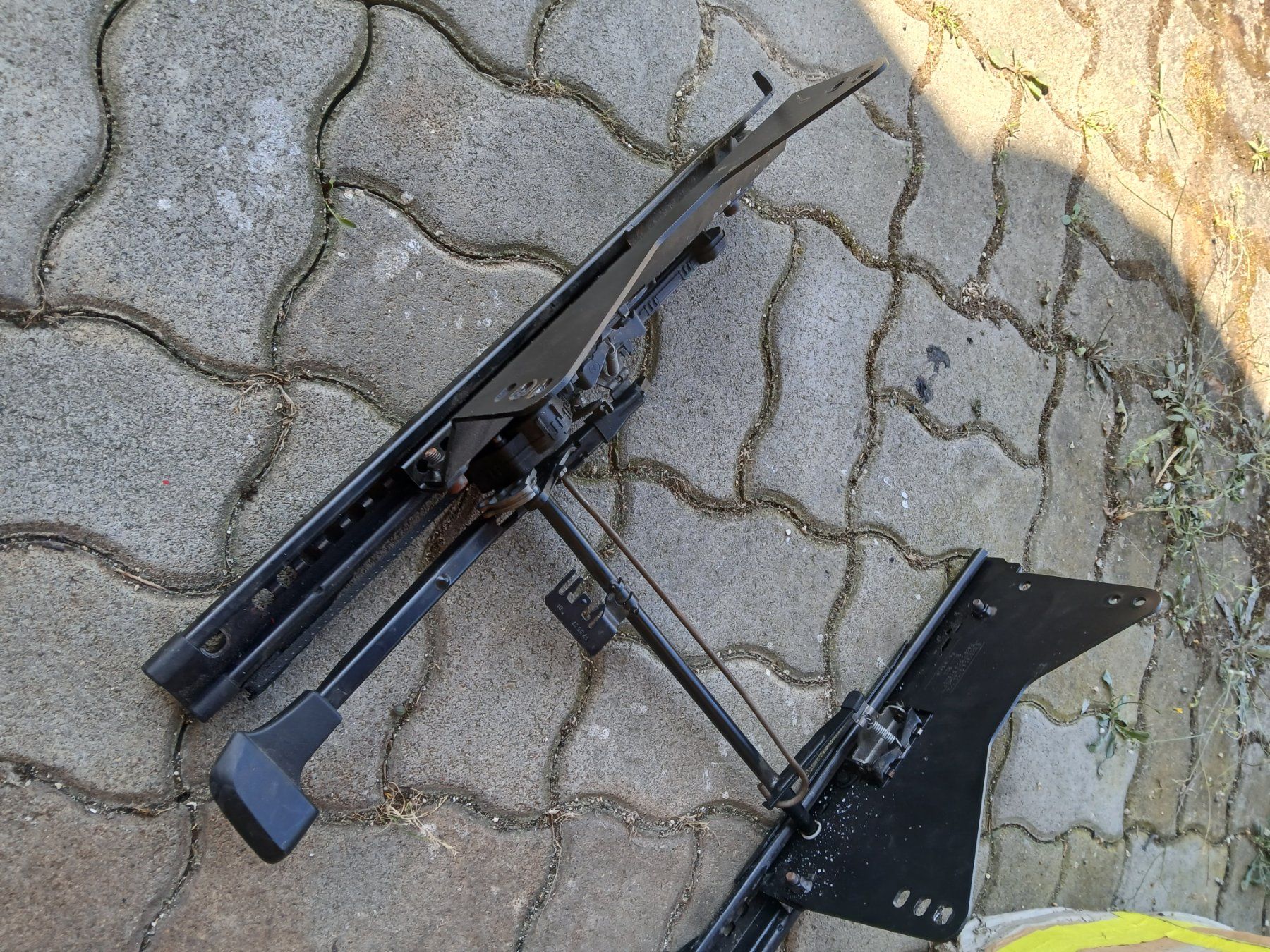 BMW Tutti pezzi di ricambio auto: Sitzkonsolen BMW E82 – Usato da Epauvillers venduto da Cello1966 1