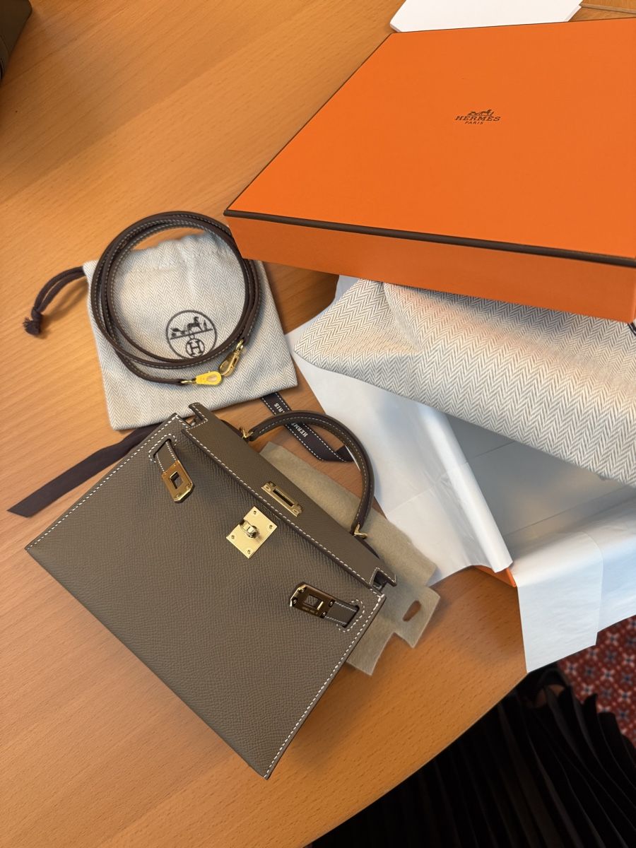 Hermès Taschen für Damen: Hermès Mini Kelly 20, Étoupe, Epsom, Gold Hardware – Neu und originalverpackt aus Genève von Sally_LuxxyGeneva