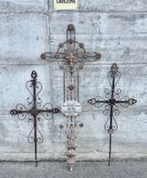 3 antike geschmiedete Grabkreuze