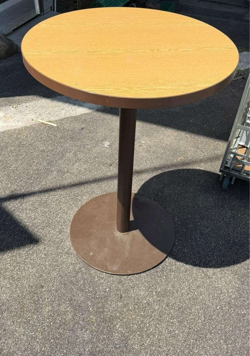 Tavoli: Stehtisch rund Holzoptik mit Metallfuss – Usato da Wettingen venduto da vpr_9gz6