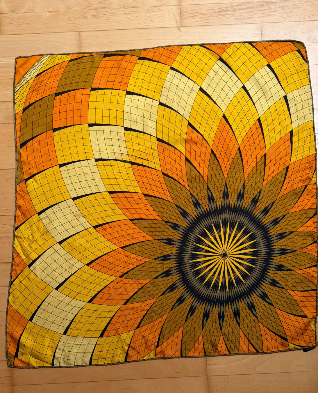 Foulards, Tücher & Schals: Seide Foulard – Gebraucht aus Unterägeri von Jutka_04