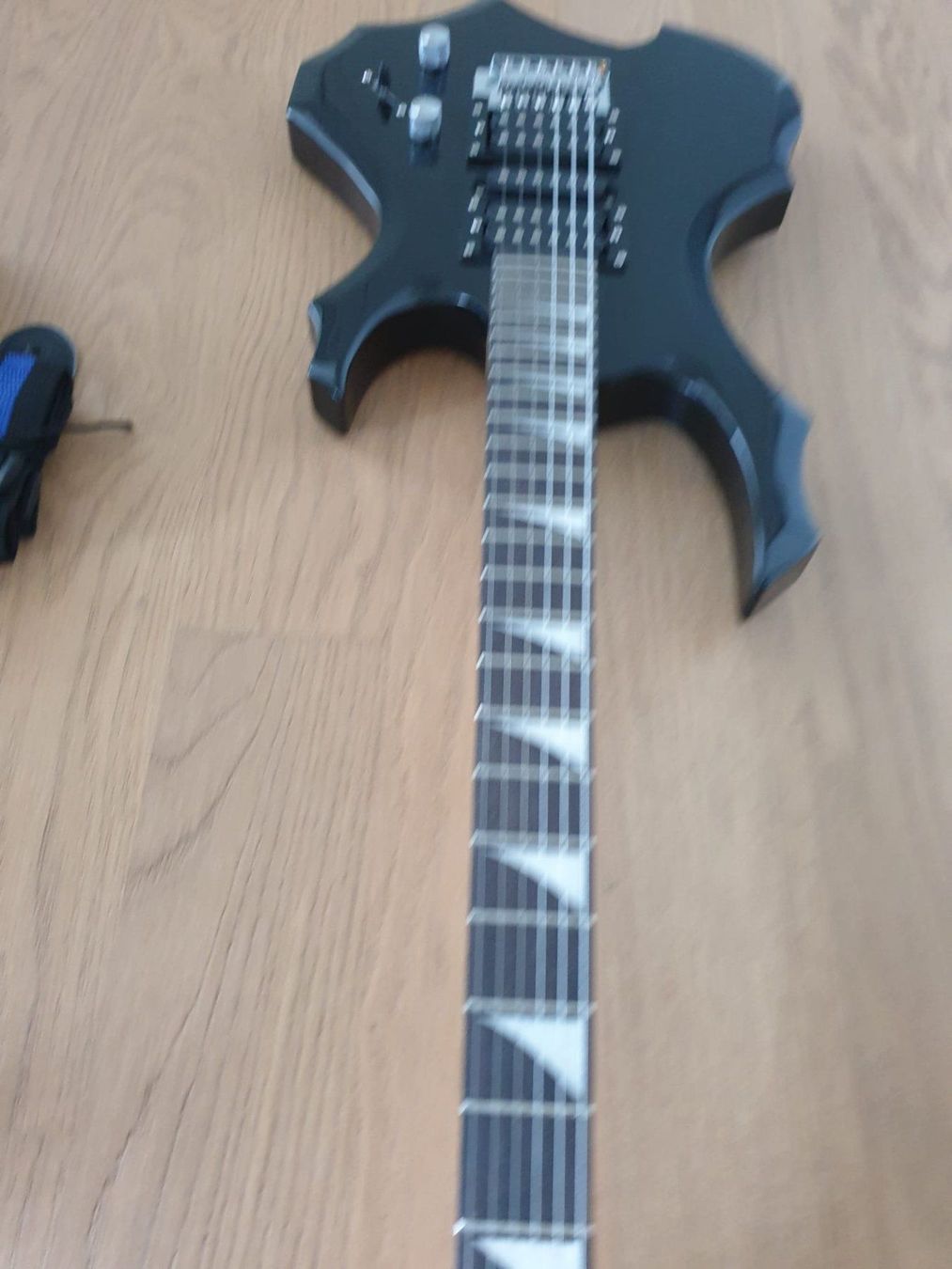 Strumenti musicali: Elektronische Gitarre von IRIN – Usato da Chur venduto da P0WER 8