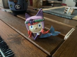 Figur Meerjungfrau lila mit Kopftuch und Kranz 2017