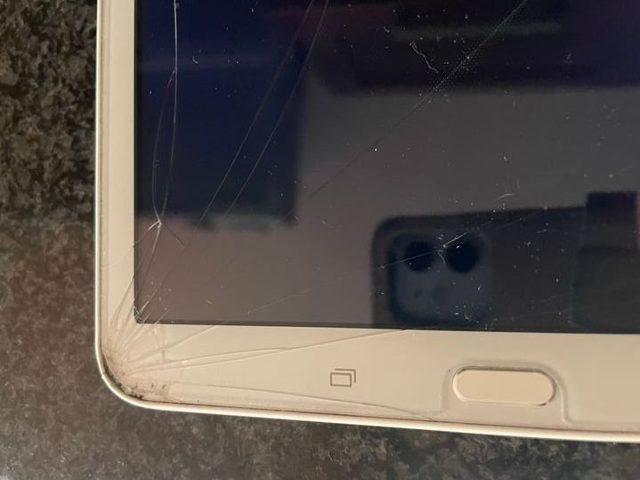Samsung Tablet PC: Samsung Galaxy Tab E (Display Riss) – Usato da Bergdietikon venduto da antovale 4