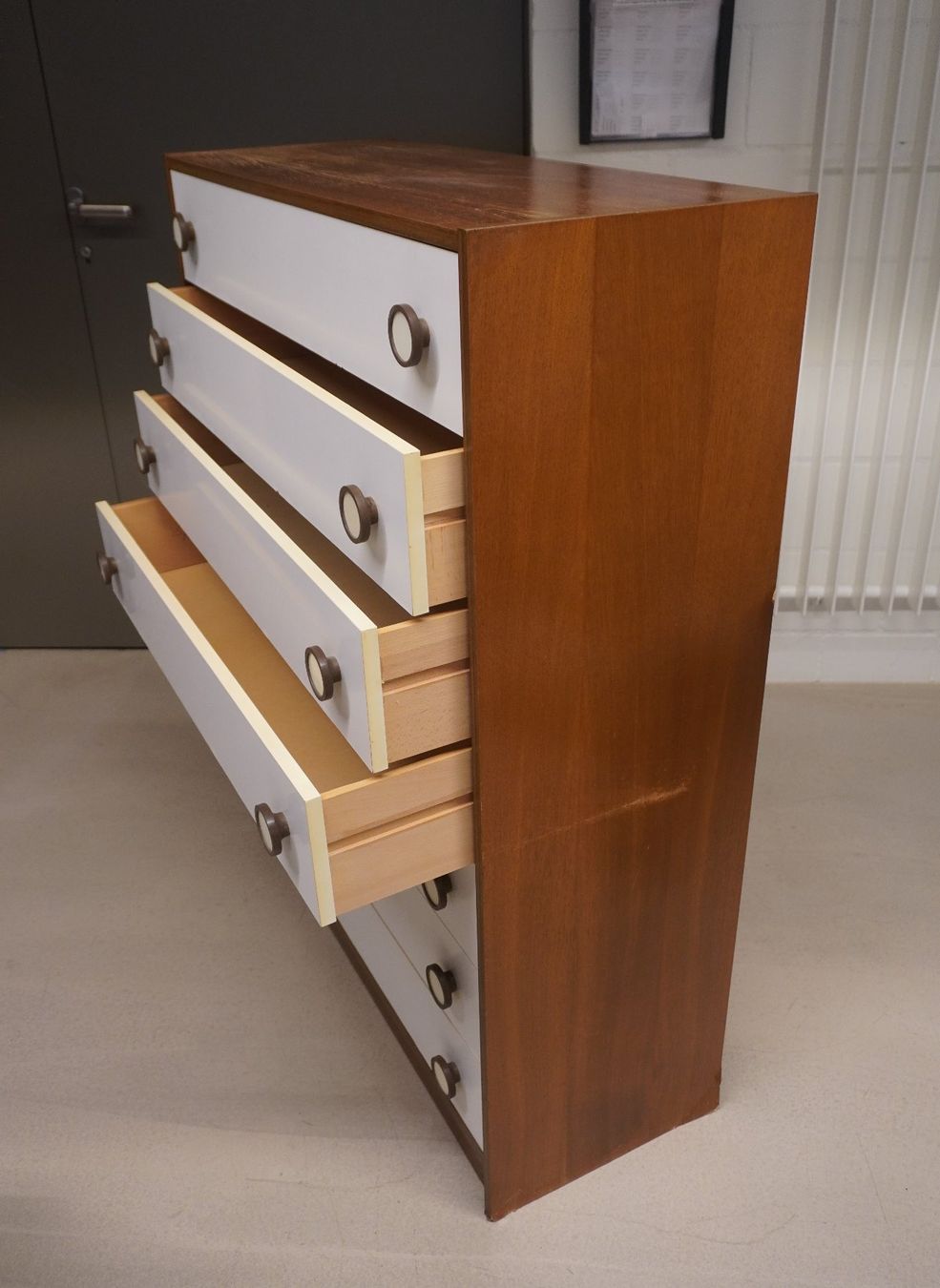 Kommoden: Mid Century Kommode mit sieben Schubladen (MA330) – Gebraucht aus Basel von B.W.B. 2