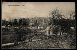 AK Münchenwiler /Bern, Ortsansicht mit Kirche und Obstbäumen