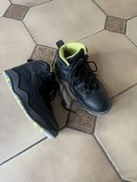 Chaussures Jordan noires et jaunes taille 30