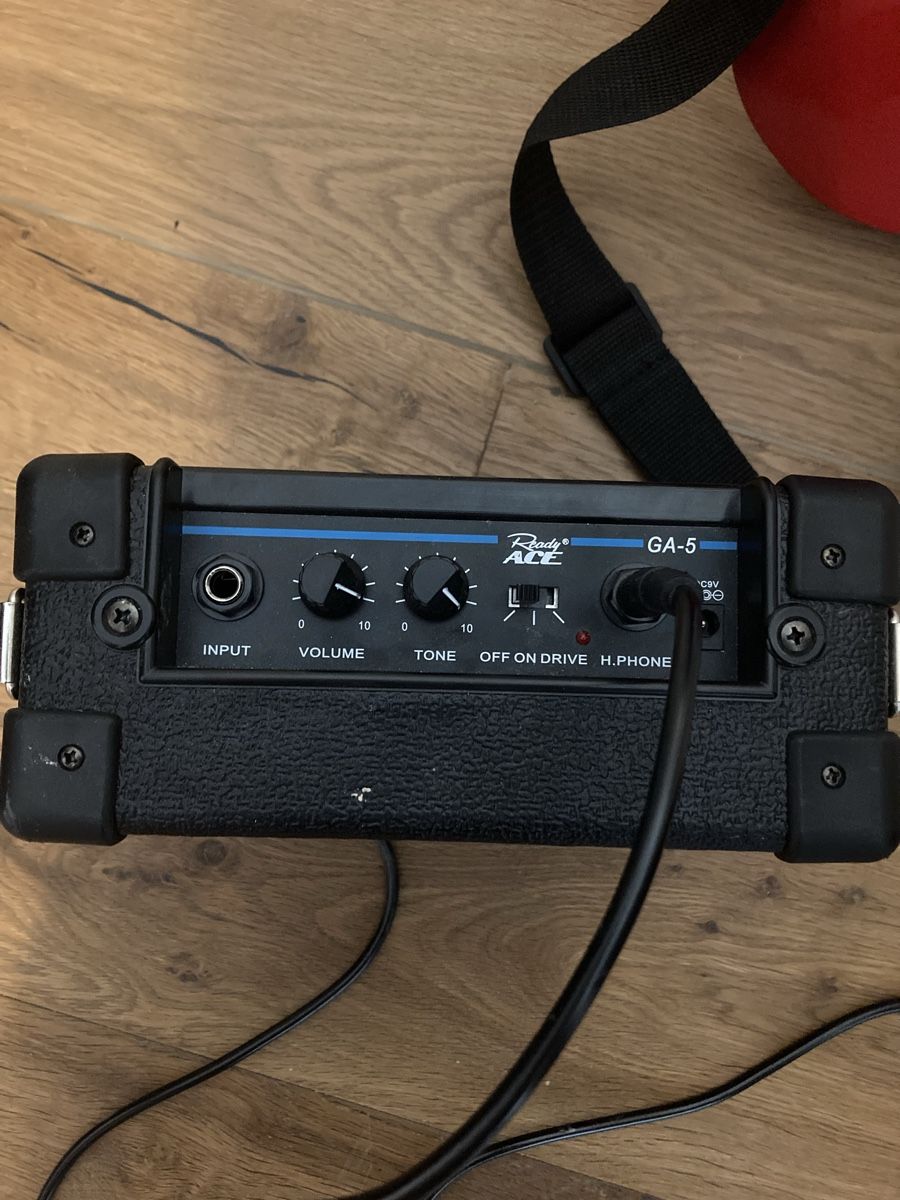 Musikinstrumente: Kinder E-Gitarre rot mit Verstärker  – Gebraucht aus Leuggern von Sabrinac 3