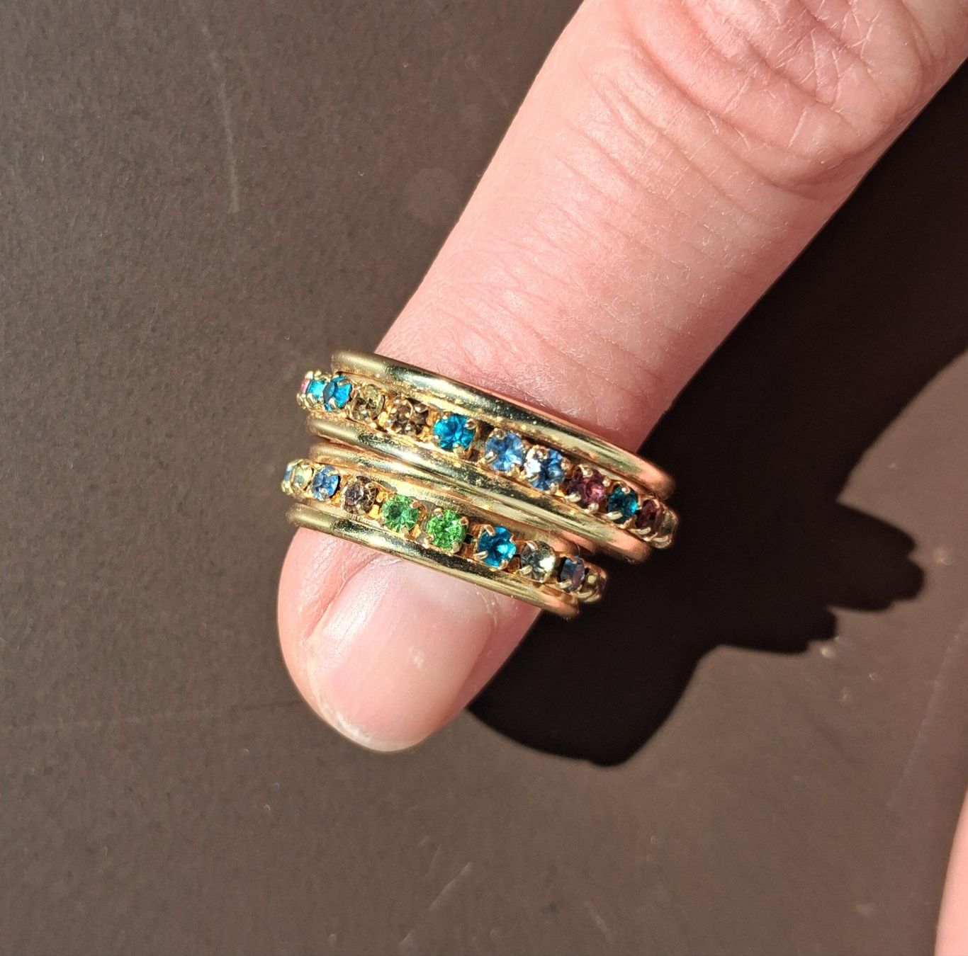 Anelli: 2 bunte Ringe, Modeschmuck, Goldfarben, NEU! – Nuovo e nell'imballaggio originale da Wald ZH venduto da e8e 9