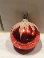 Sehr alte, rote Weihnachtskugel mit weissem Glitzer-Schnee