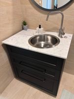 Lavabo mit schwarzem Unterschrank und Granitplatte