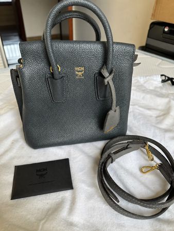 MCM Handtasche grau Leder mit Tragegurt guter Zustand