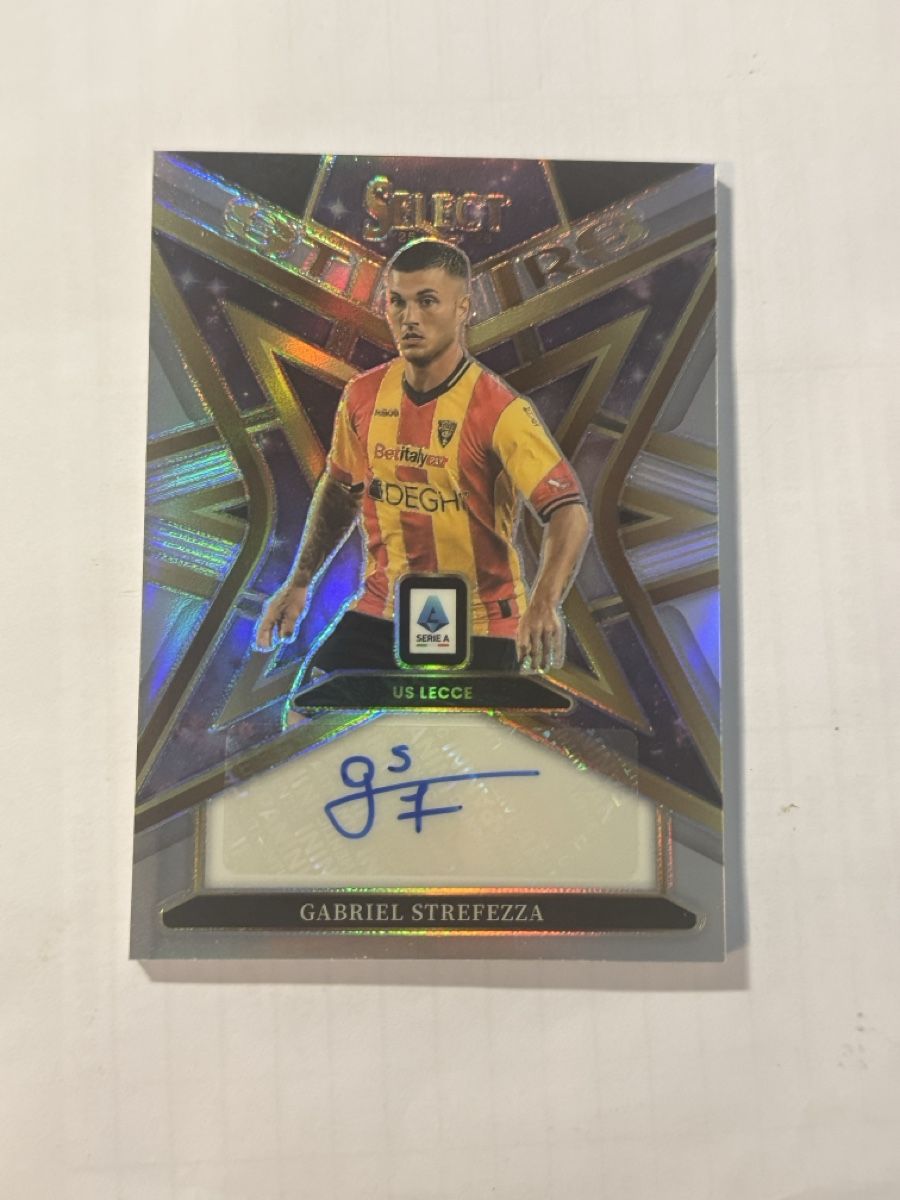 Panini Carte collezionabili: Gabriel Strefezza Auto Lecce Select 25-26 Serie A – Nuovo (secondo la descrizione) da Baar venduto da sp7ni