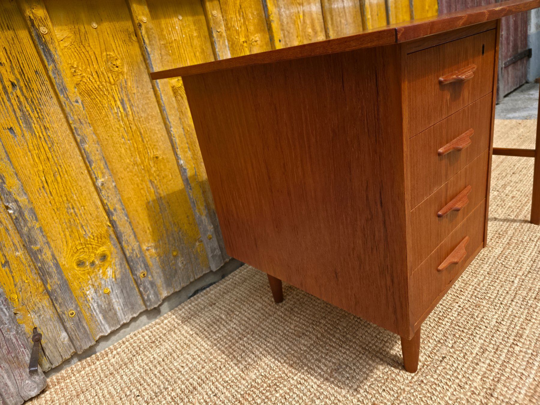 Schreibtische: Teak Schreibtisch mid century danish stil – Gebraucht aus Haslen AI von Vintagelix 3