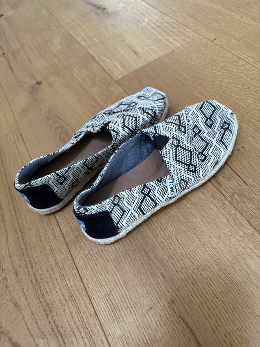 Toms Scarpe da donna: TOMS Slipper schwarz weiss gemustert – Usato da Luzern venduto da sydney01.
