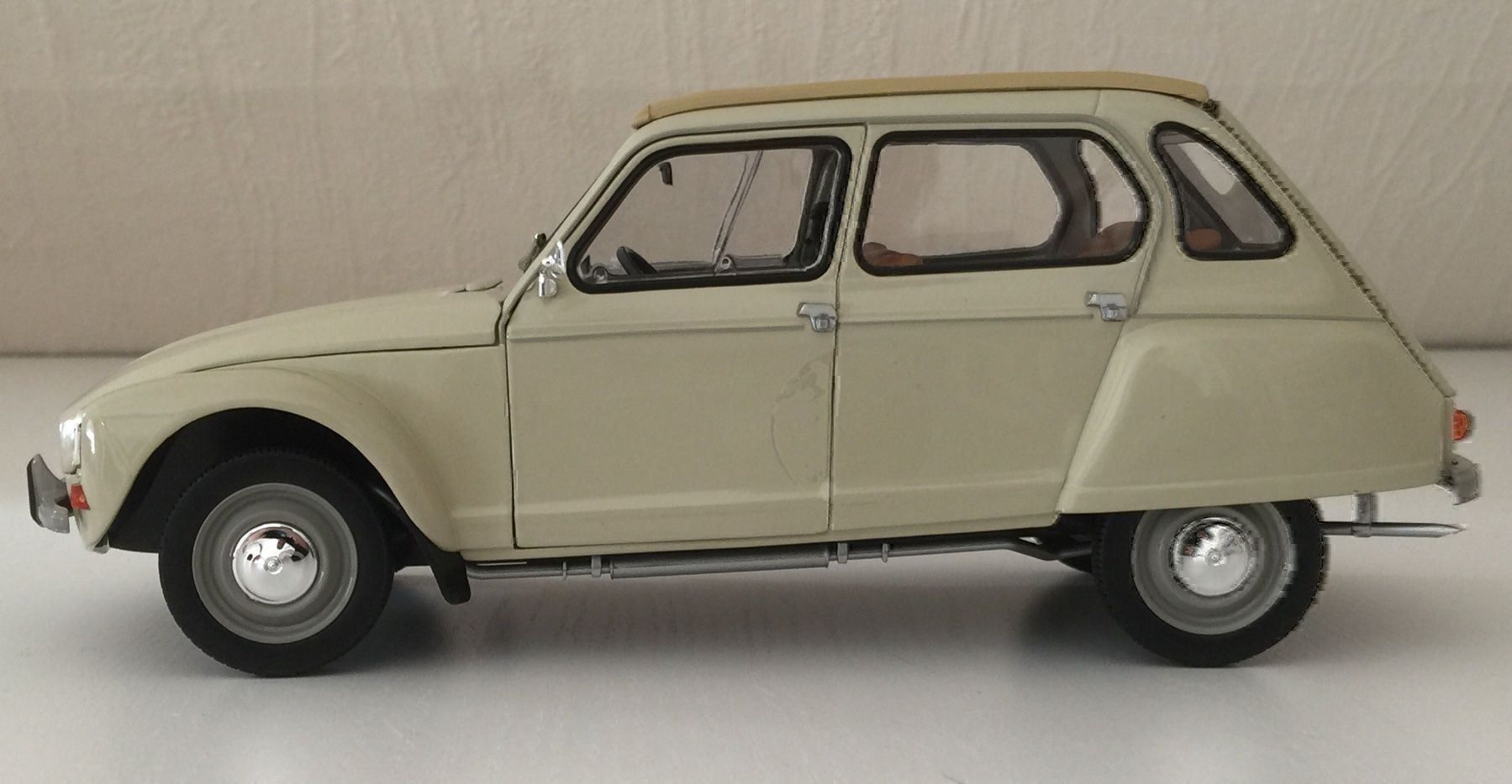 Citroën Modellautos: Citroen Dyane 6, beige, 1:18 – Neu und originalverpackt aus Erlenbach im Simmental von Model_box 3