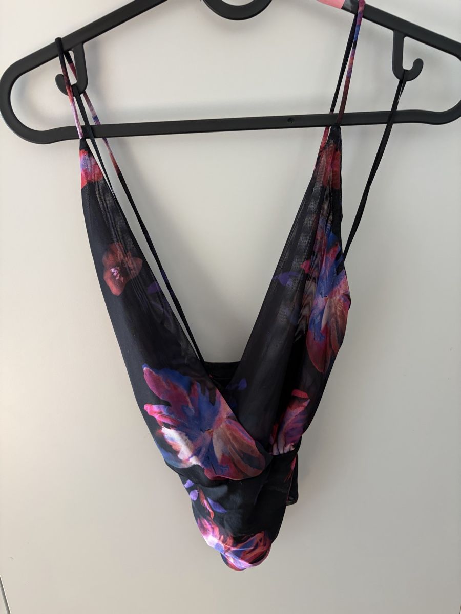 Pull&Bear Top: Haut Pull and Bear fleuri noir taille S – Nuovo (secondo la descrizione) da Martigny venduto da O96