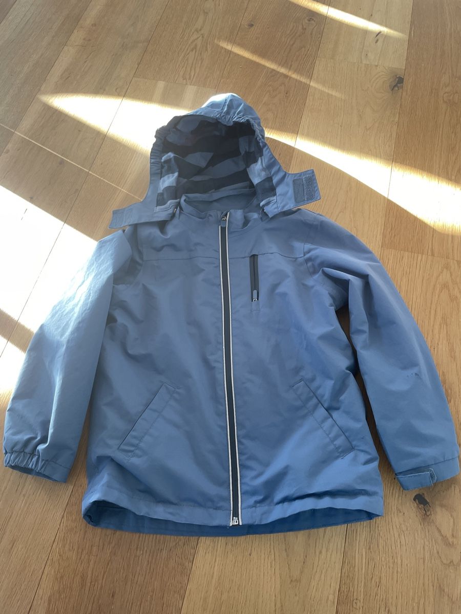 Tchibo Giacche & Cappotti: Tchibo Regenjacke Grösse 122/128 – Usato da Düdingen venduto da Jensternli
