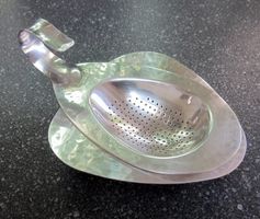 Versilbertes SIGG Teesieb mit Tropfschale, Metall gehämmert