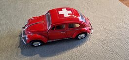 VW Käfer 1967 – Kinsmart 1:32, rot mit Schweizerkreuz