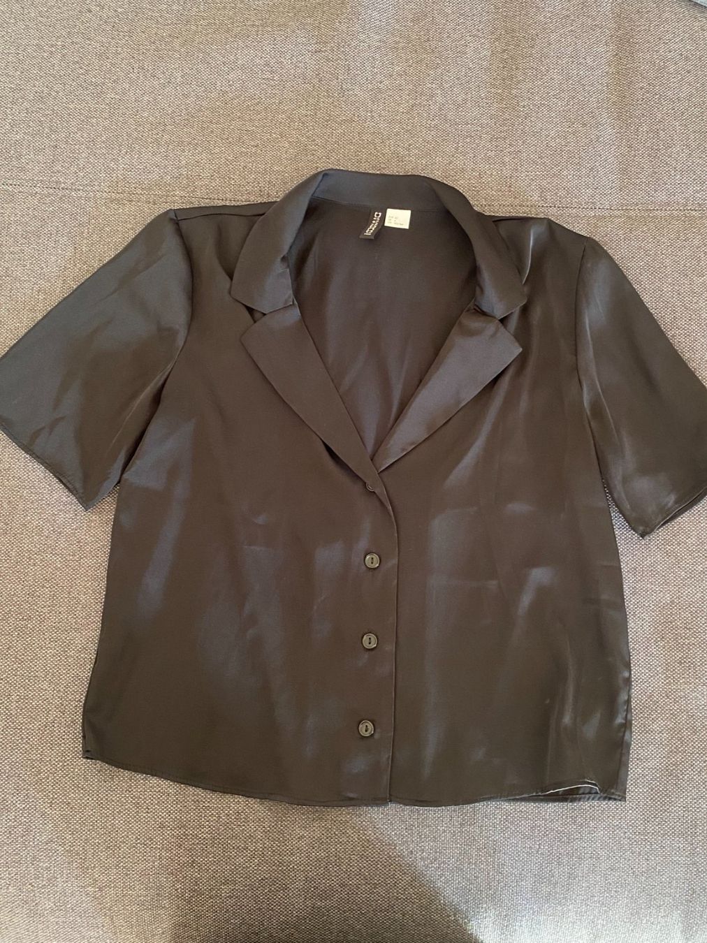 H&M Camicette: Schwarze satinierte Bluse von H&M – Usato da Luzern venduto da champagnelaury