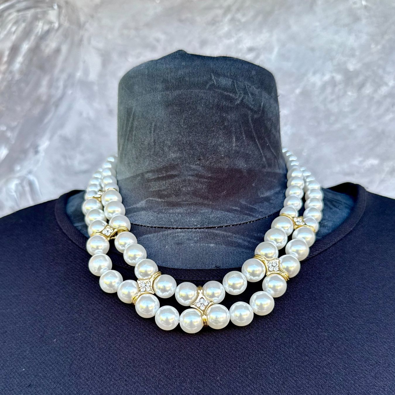 Catenine: Collier double rangs perles blanches et strass dorés – Usato da Thônex venduto da Suisse.Shopping 1