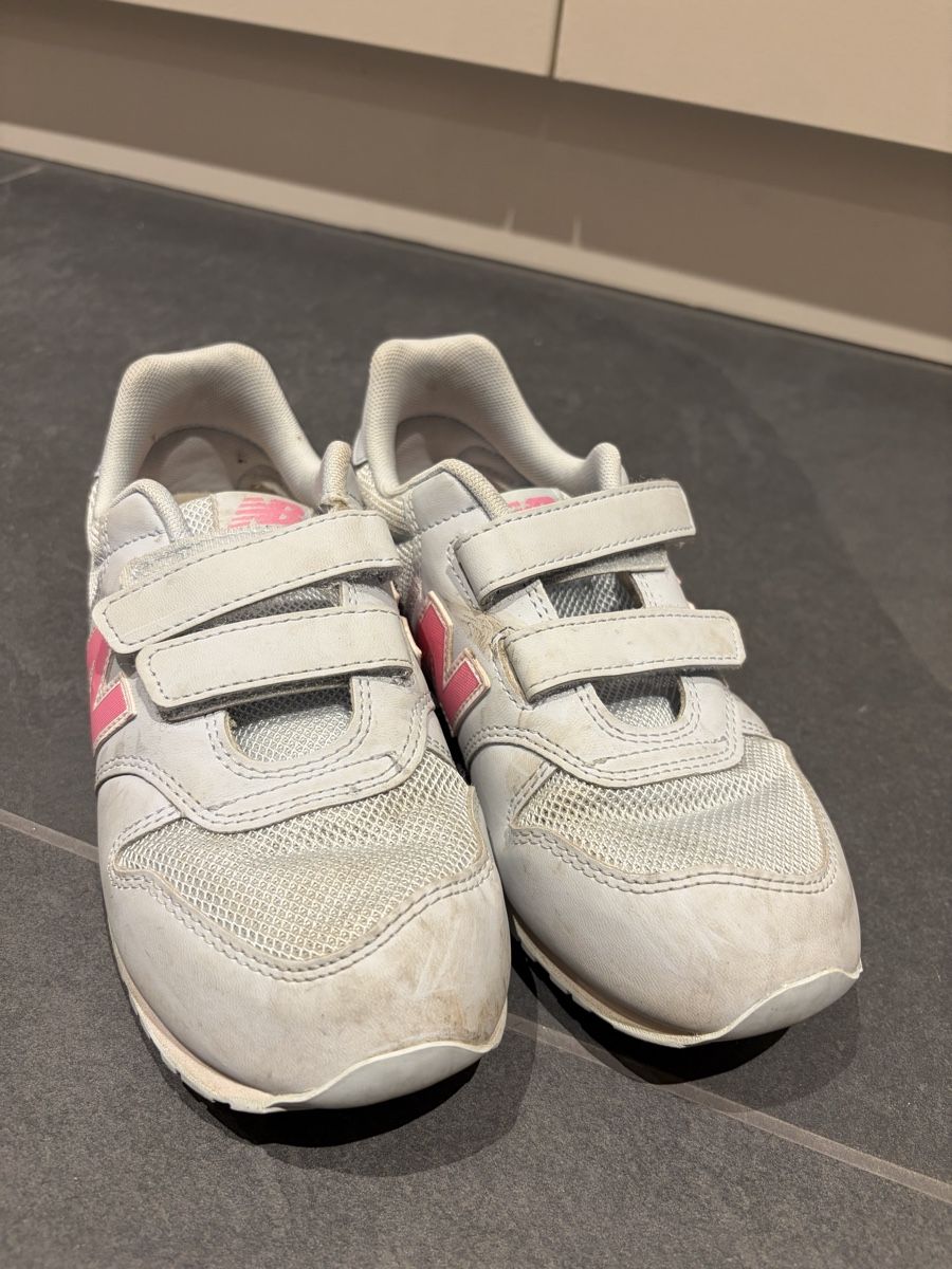New Balance Scarpe per ragazze: New Balance Sneaker hellblau Gr. 35 – Usato da Bern venduto da Croquant