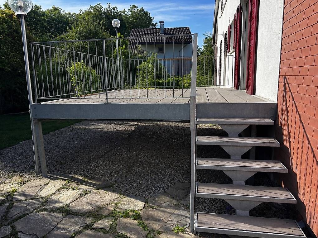 Ponteggi: Grosse verzinkte Stahlterrasse mit Treppe – Usato da winterthur venduto da rhl91 1