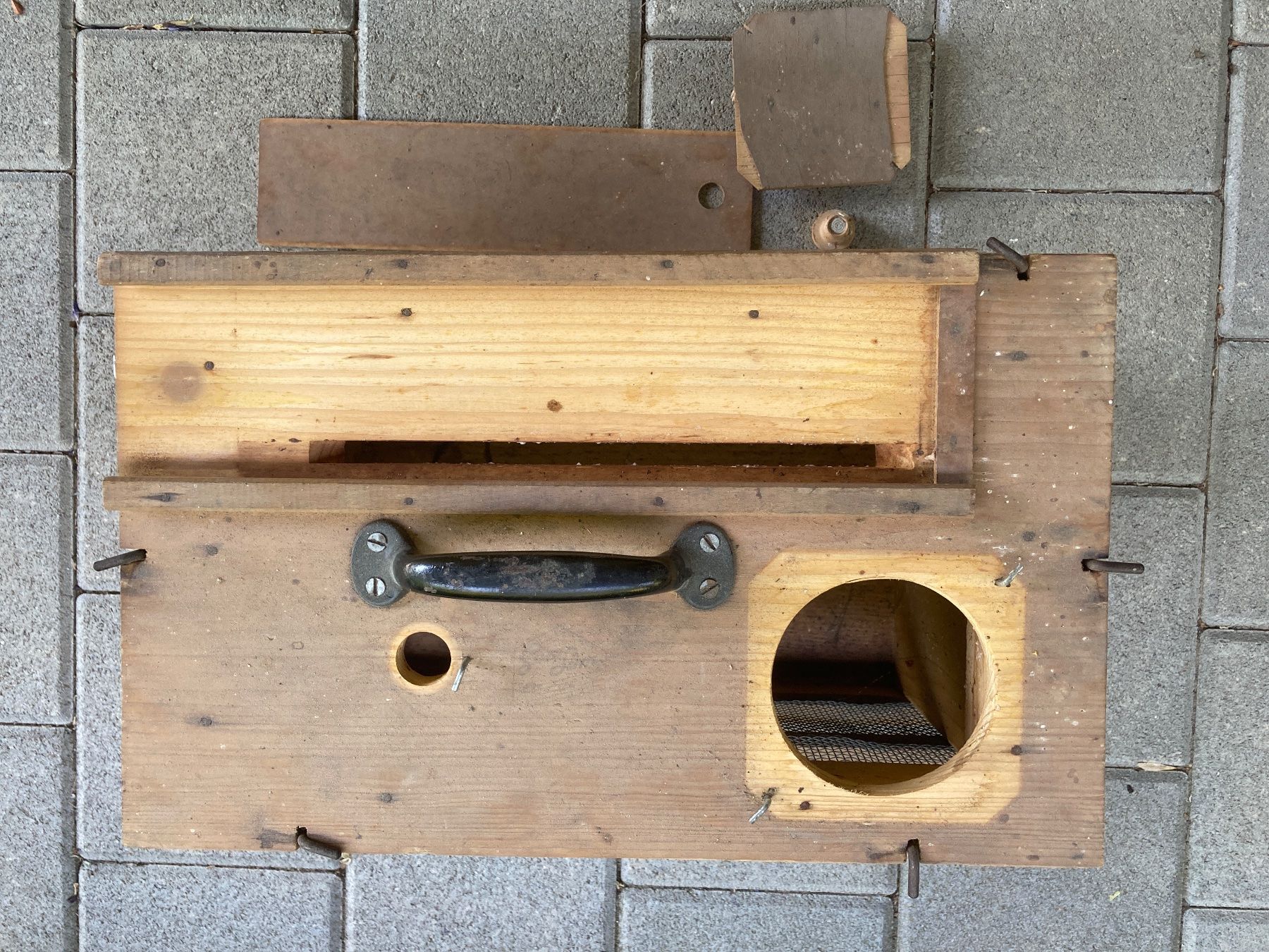 Alveari: Bienen-Schwarmkasten mit Griff und Drahtgitter – Usato da Haemikon venduto da Helibee 1