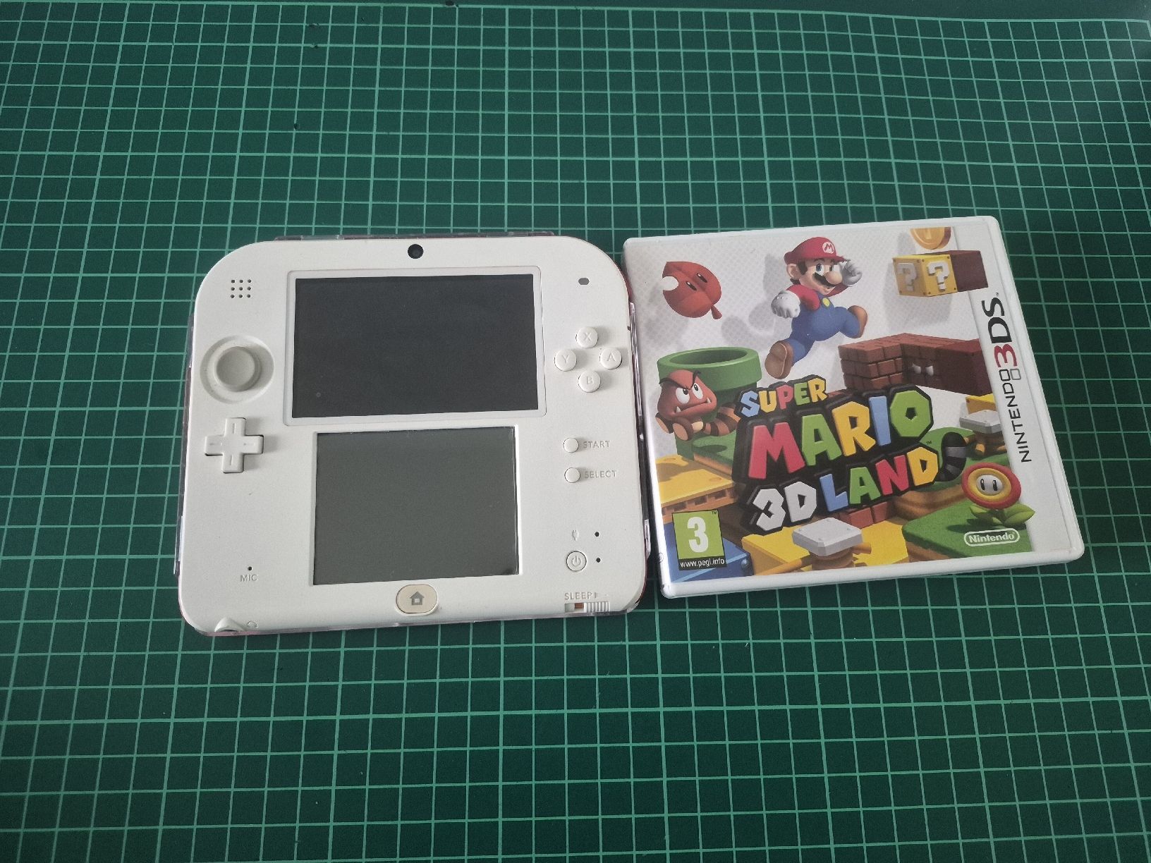 Nintendo Console: Nintendo 2DS + Super Mario 3D Land Bundle - White and red  – Usato da Meyrin venduto da Retro-GZ