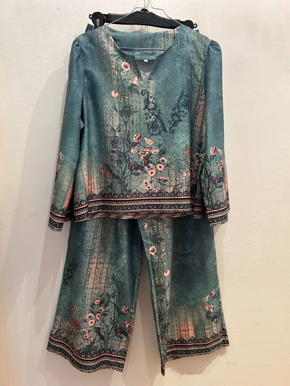 Lotti di vestiti: Ensemble pantalon décontracté et fluide T/L – Nuovo (secondo la descrizione) da nyon venduto da Lbabi