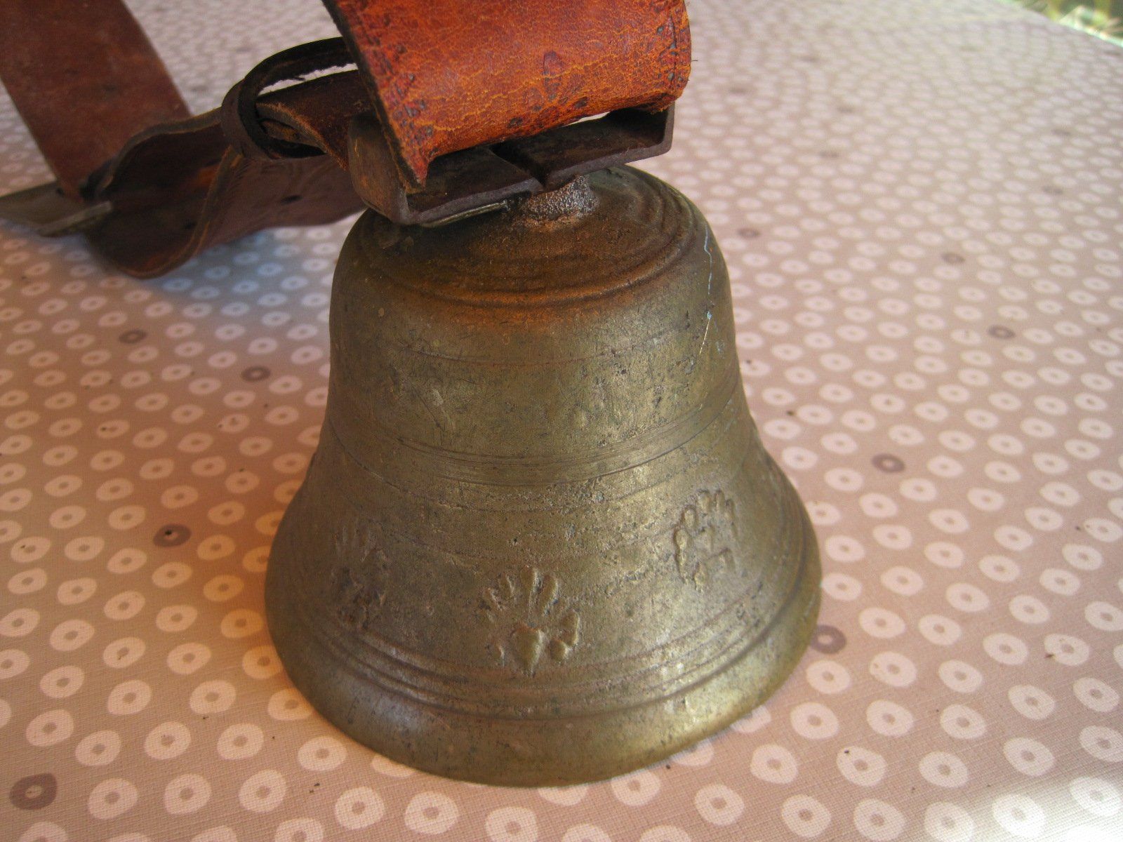 Campanacci mucche: Glocke, D=12cm mit Riemen – Usato da Aarwangen venduto da Usa50 2