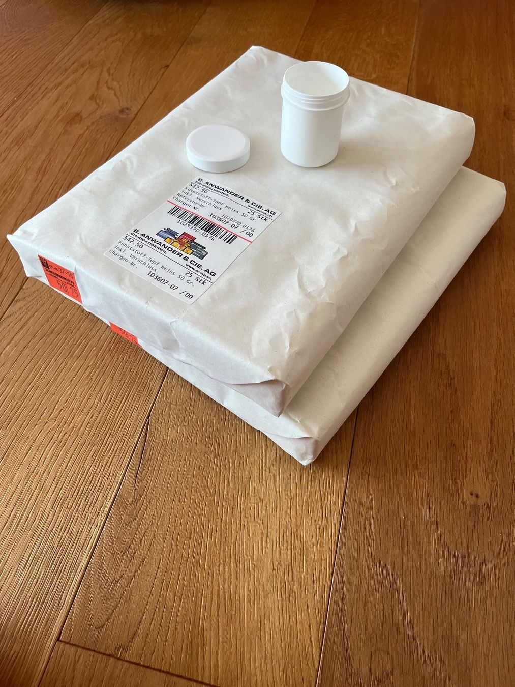 Bottoni: Kunststoff-Topf weiss 50 Gr. inkl. Verschluss – Usato da Walenstadt venduto da be_good
