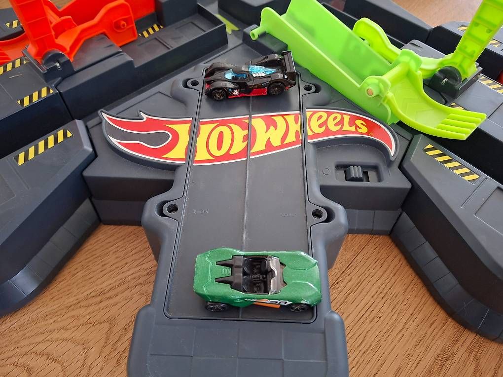 Giocattoli: Hotwheel inkl. 2 Autos – Usato da Allschwil venduto da V_SV_2018 2