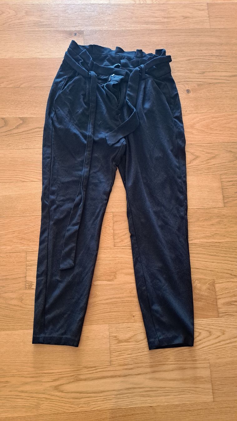 Vero Moda Pantaloni: Stoffhose mit Bindegürtel Vero Moda Schwarz – Usato da Seengen venduto da ja6_65wp 1