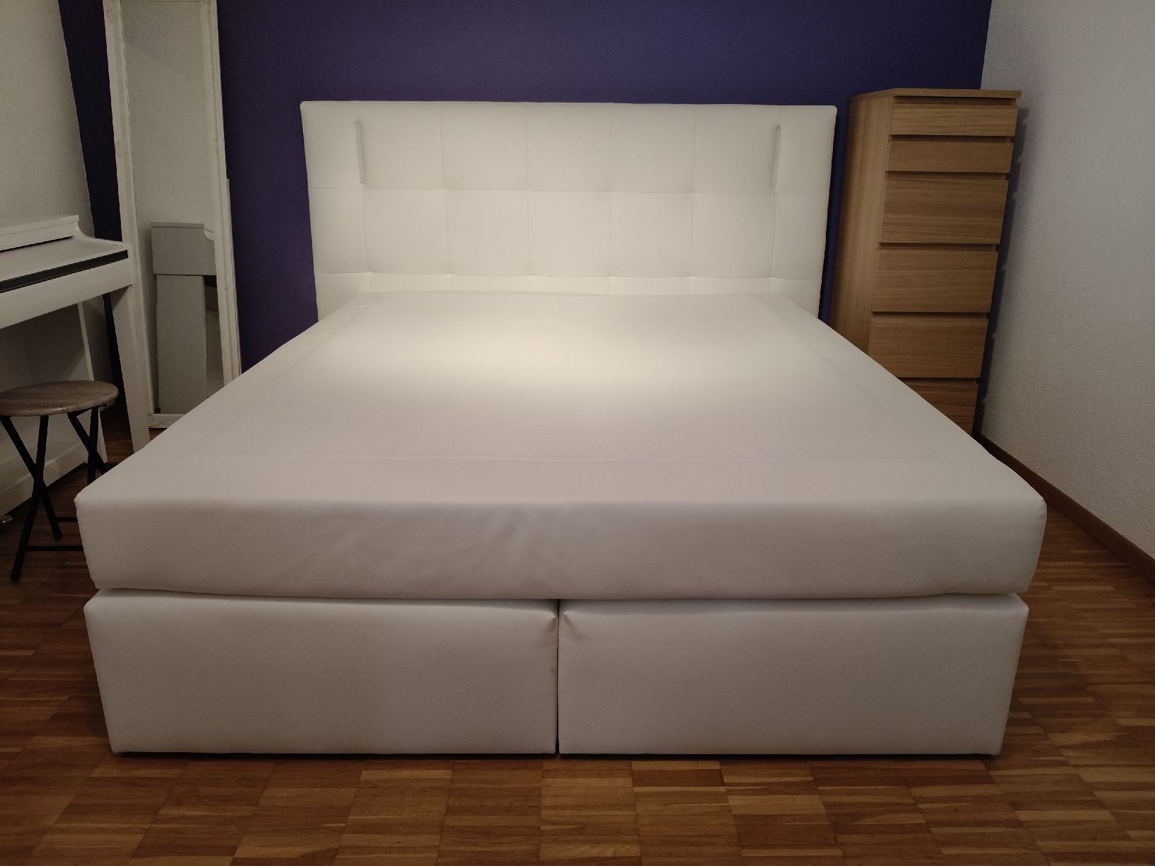 Betten: Boxspringbett Kunstleder weiss mit LED Licht gebraucht – Neu (gemäss Beschreibung) aus Oberdorf SO von bbe_8qrq