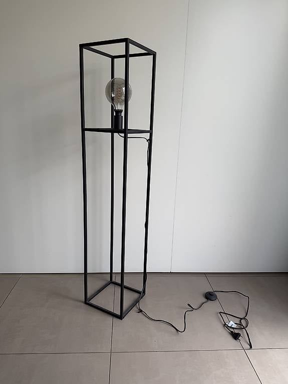 Lampen: stehlampe schwarz mit Glühbirne – Gebraucht aus Zürich von dboetticher