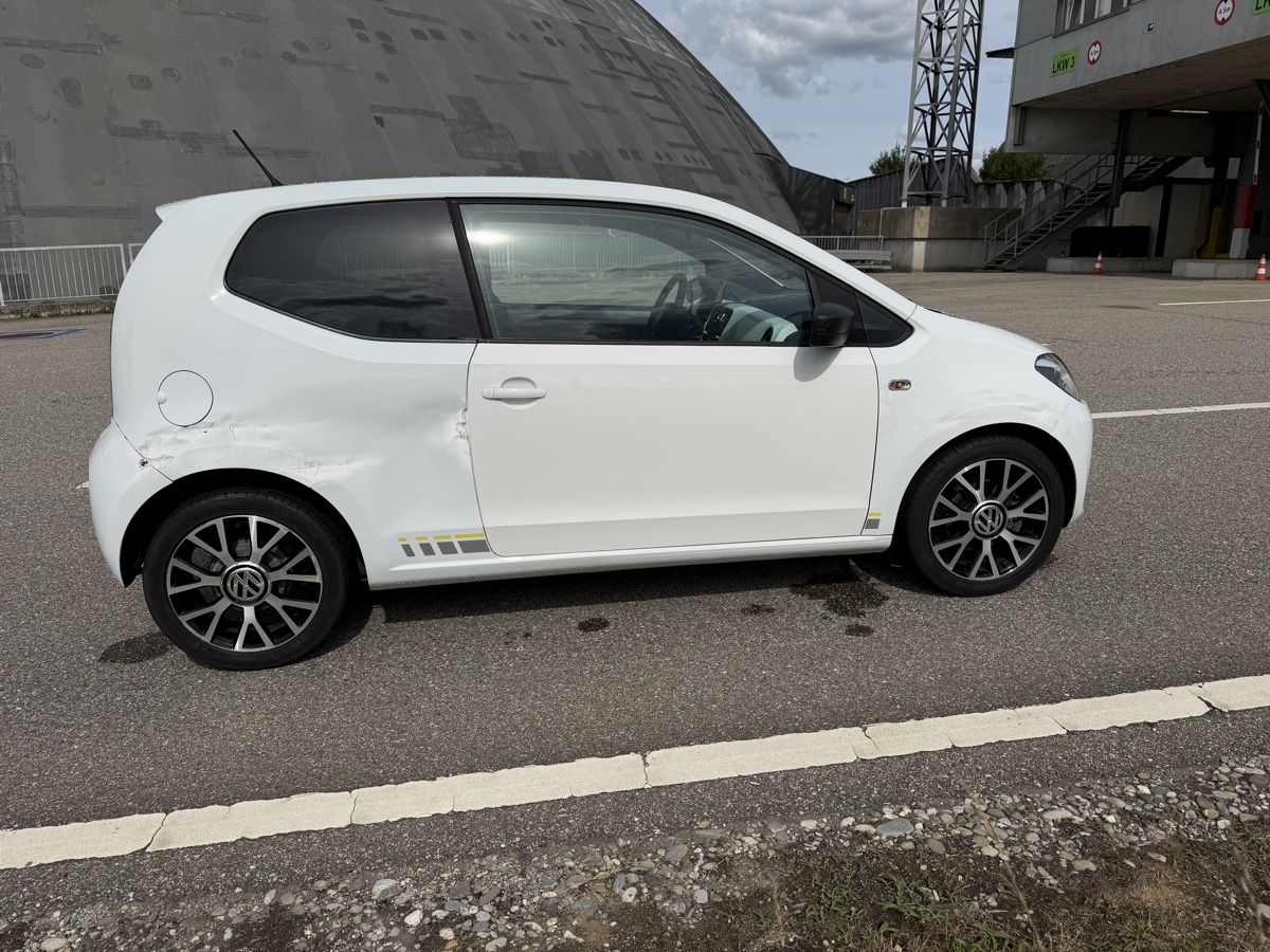 VW Autos: Vw Up Strret - Unfall – D'occasion à Eiken par hipopo 2