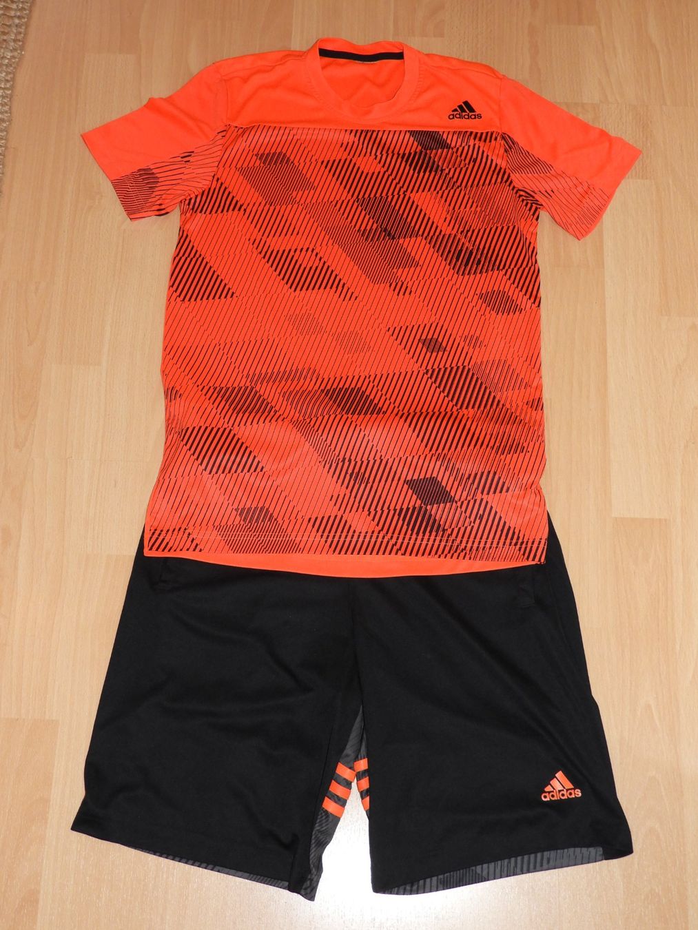 Adidas Canottiere & Pantaloni: Adidas ensemble noir, gris et orange – Usato da Dombresson venduto da sev_bsb8