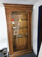 grosse Vitrine / Glasschrank