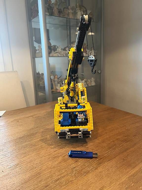 Lego Kit di costruzioni: 8460 Pneumatic Crane Truck – Usato da Olten venduto da Einwegparadies 1